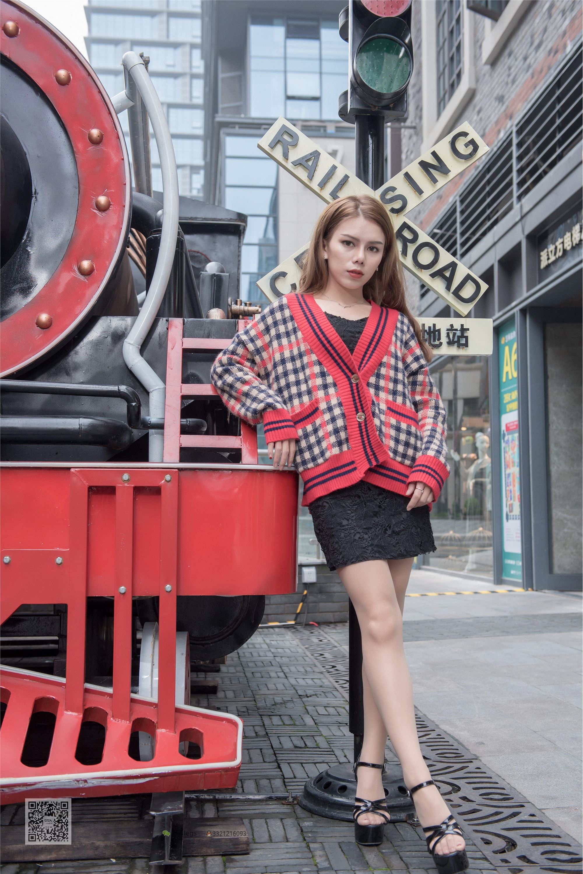 SSA丝社 NO.030 芷沫-混血美女芷沫街拍肉色丝袜足尖曲线特写